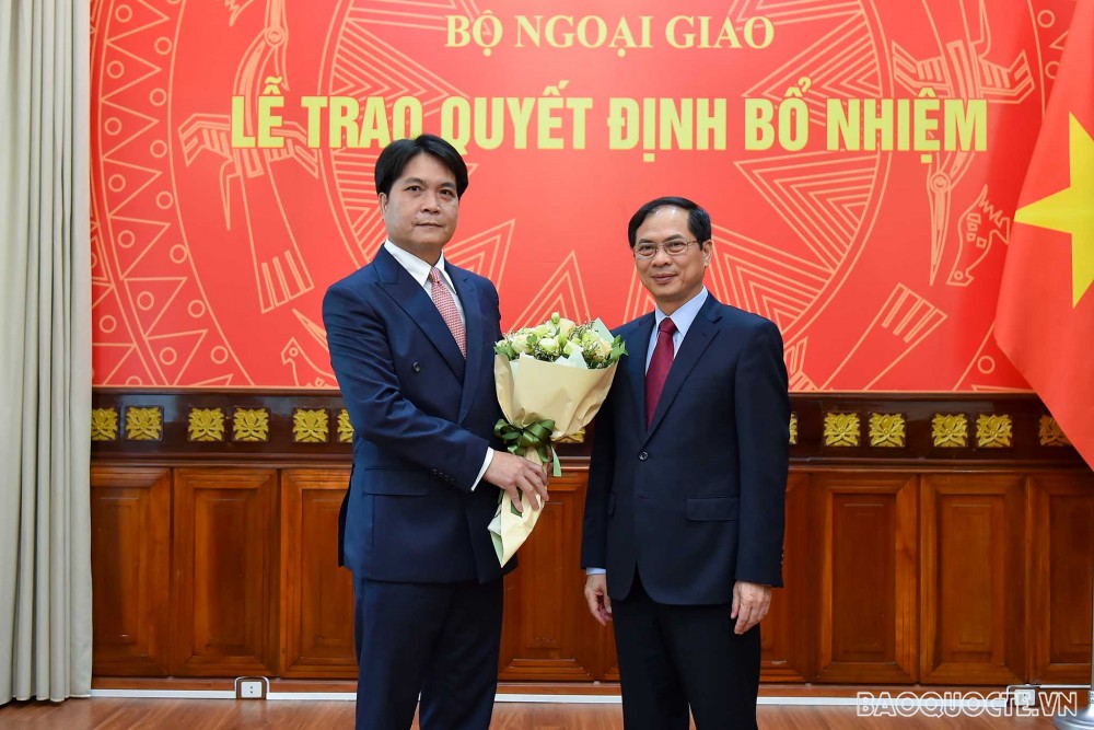 Bộ trưởng Bùi Thanh Sơn tin tưởng, với kinh nghiệm công tác của mình, ông Nguyễn Việt Dũng sẽ phát huy được năng lực, lãnh đạo đơn vị tiếp tục xây dựng một tập thể đoàn kết, trí tuệ, sáng tạo tận tâm chuyên nghiệp, chính quy hiện đại, vững mạnh; tiếp tục chuẩn hóa các quy trình, quy tắc lễ tân đối ngoại theo hướng hiện đại nhưng vẫn mang đậm bản sắc văn hóa, dân tộc Việt Nam và tiếp tục có nhiều đề xuất, sáng kiến hơn nữa, tham mưu hiệu quả cho Lãnh đạo Bộ về công tác lễ tân đối ngoại. Bộ trưởng Bùi Thanh Sơn tin tưởng, với kinh nghiệm công tác của mình, ông Nguyễn Việt Dũng sẽ phát huy được năng lực, lãnh đạo đơn vị tiếp tục xây dựng một tập thể đoàn kết, trí tuệ, sáng tạo tận tâm chuyên nghiệp, chính quy hiện đại, vững mạnh; tiếp tục chuẩn hóa các quy trình, quy tắc lễ tân đối ngoại theo hướng hiện đại nhưng vẫn mang đậm bản sắc văn hóa, dân tộc Việt Nam và tiếp tục có nhiều đề xuất, sáng kiến hơn nữa, tham mưu hiệu quả cho Lãnh đạo Bộ về công tác lễ tân đối ngoại.