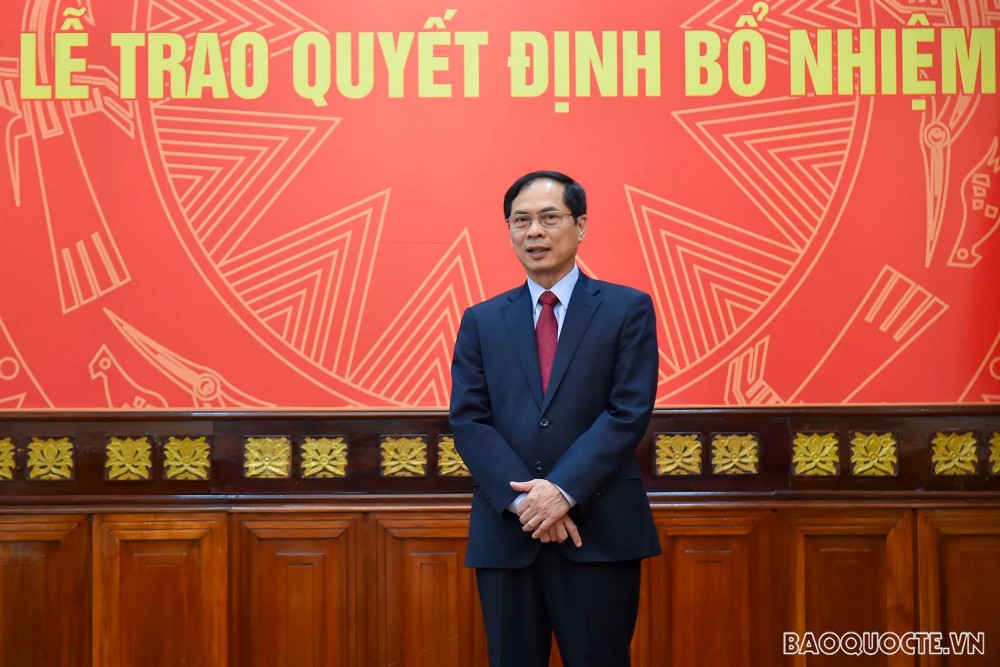 Phát biểu tại Lễ trao quyết định, Bộ trưởng Ngoại giao Bùi Thanh Sơn chúc mừng ông Nguyễn Việt Dũng vào vị trí công tác mới đúng vào dịp Cục Lễ tân Nhà nước vừa kỷ niệm 75 năm thành lập và đón nhận Huân chương Lao động hạng Nhì. Phát biểu tại Lễ trao quyết định, Bộ trưởng Ngoại giao Bùi Thanh Sơn chúc mừng ông Nguyễn Việt Dũng vào vị trí công tác mới đúng vào dịp Cục Lễ tân Nhà nước vừa kỷ niệm 75 năm thành lập và đón nhận Huân chương Lao động hạng Nhì.