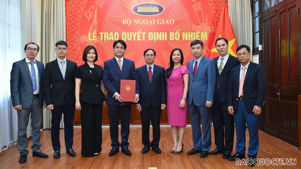 Tham dự buổi lễ trao quyết định còn có thủ trưởng các đơn vị có liên quan của Bộ Ngoại giao. Tham dự buổi lễ trao quyết định còn có thủ trưởng các đơn vị có liên quan của Bộ Ngoại giao.