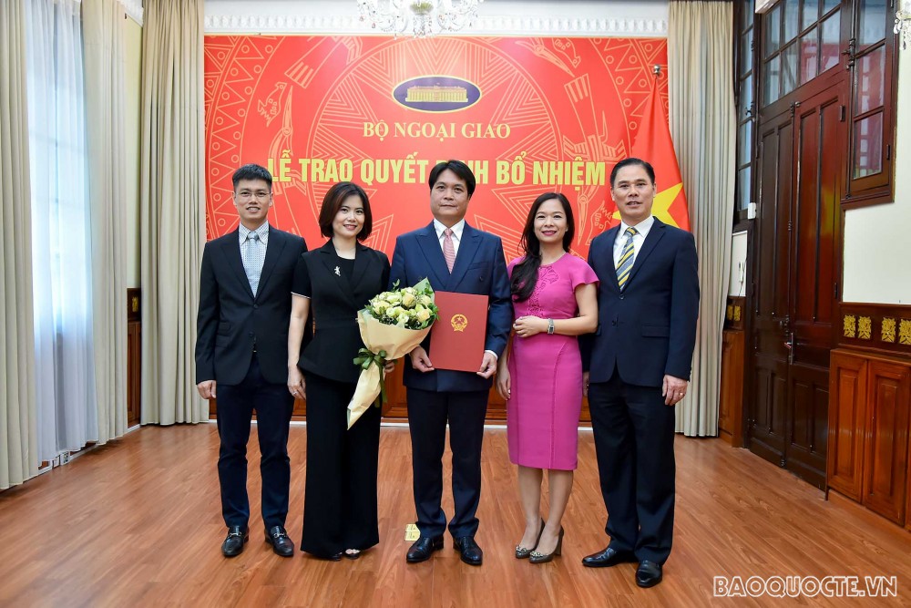 Cảm ơn lời căn dặn của Bộ trưởng Ngoại giao Bùi Thanh Sơn, ông Nguyễn Việt Dũng khẳng định sẽ nỗ lực hết sức mình, phát huy năng lực để hoàn thành tốt nhiệm vụ được Bộ trưởng và tập thể Lãnh đạo Bộ giao phó, đóng góp vào thành công chung của công tác đối ngoại đất nước. Cảm ơn lời căn dặn của Bộ trưởng Ngoại giao Bùi Thanh Sơn, ông Nguyễn Việt Dũng khẳng định sẽ nỗ lực hết sức mình, phát huy năng lực để hoàn thành tốt nhiệm vụ được Bộ trưởng và tập thể Lãnh đạo Bộ giao phó, đóng góp vào thành công chung của công tác đối ngoại đất nước.