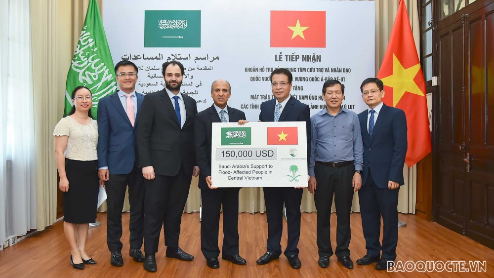 Lễ tiếp nhận khoản hỗ trợ của Trung tâm Cứu trợ và Nhân đạo Quốc vương Salman ủng hộ nhân dân các tỉnh miền Trung