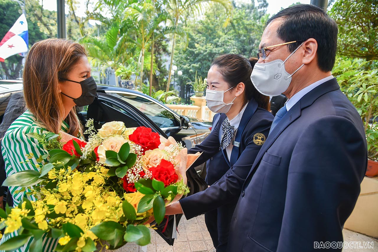 Bộ trưởng Ngoại giao Bùi Thanh Sơn đón và hội đàm với Bộ trưởng Ngoại giao Panama Érika Mouynes Bộ trưởng Ngoại giao Bùi Thanh Sơn đón và hội đàm với Bộ trưởng Ngoại giao Panama Érika Mouynes