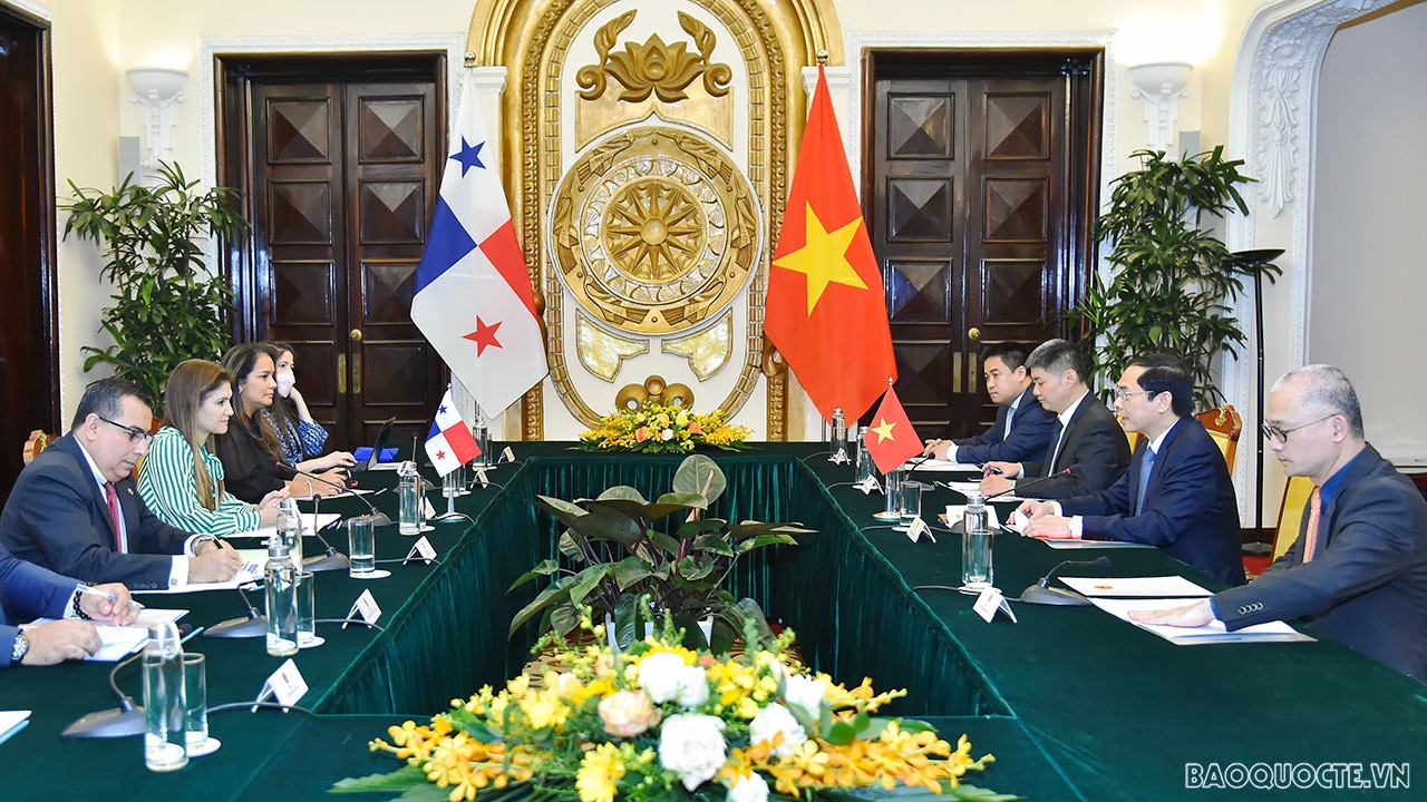 Bộ trưởng Ngoại giao Bùi Thanh Sơn đón và hội đàm với Bộ trưởng Ngoại giao Panama Érika Mouynes Bộ trưởng Ngoại giao Bùi Thanh Sơn đón và hội đàm với Bộ trưởng Ngoại giao Panama Érika Mouynes