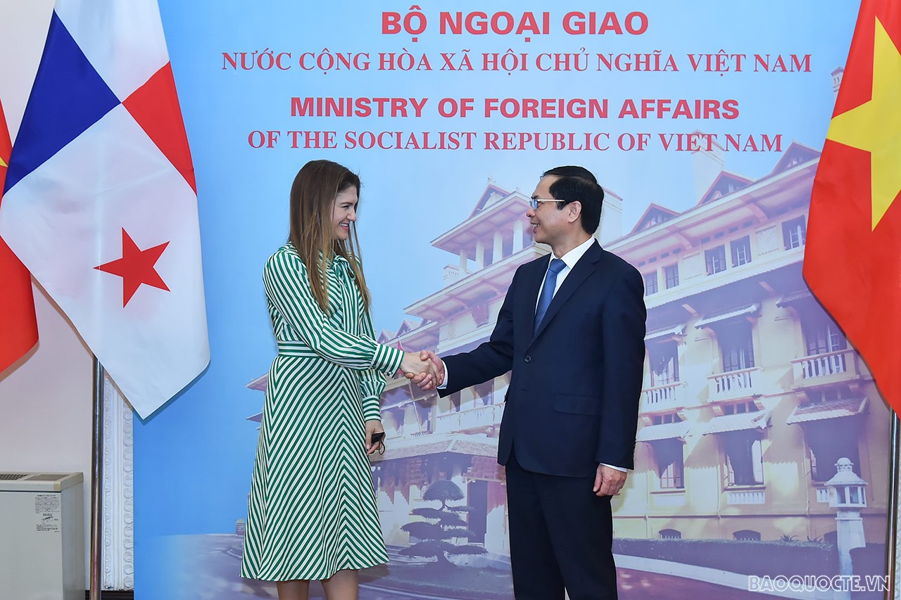 Bộ trưởng Ngoại giao Bùi Thanh Sơn đón và hội đàm với Bộ trưởng Ngoại giao Panama Érika Mouynes Bộ trưởng Ngoại giao Bùi Thanh Sơn đón và hội đàm với Bộ trưởng Ngoại giao Panama Érika Mouynes