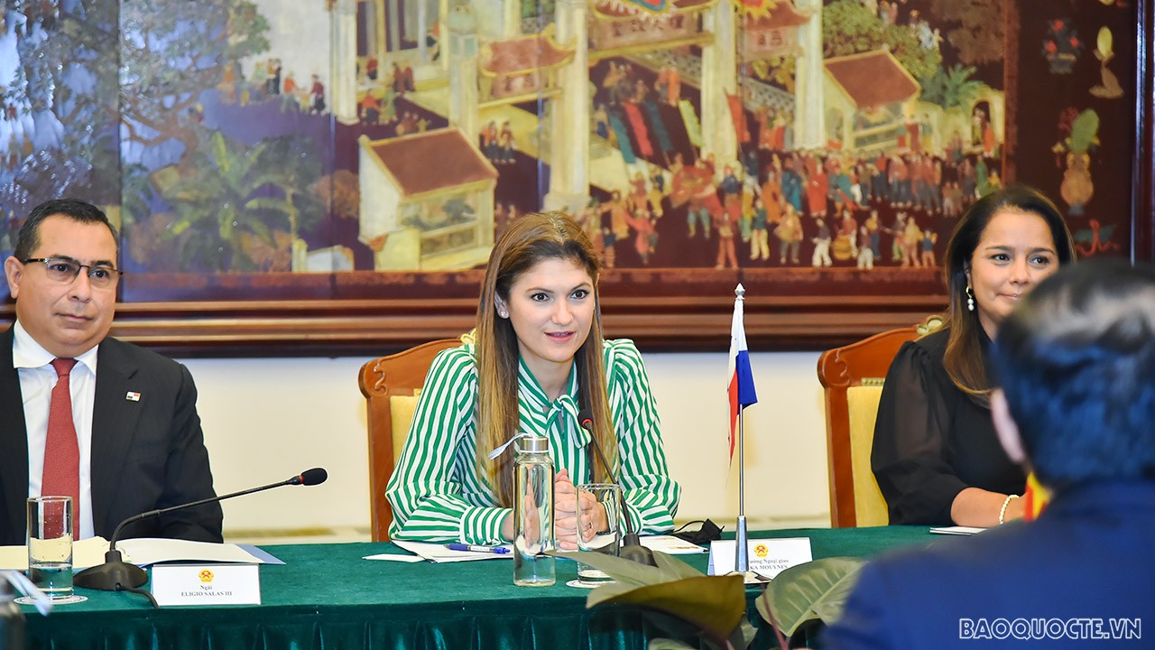 Bộ trưởng Ngoại giao Bùi Thanh Sơn đón và hội đàm với Bộ trưởng Ngoại giao Panama Érika Mouynes Bộ trưởng Ngoại giao Bùi Thanh Sơn đón và hội đàm với Bộ trưởng Ngoại giao Panama Érika Mouynes