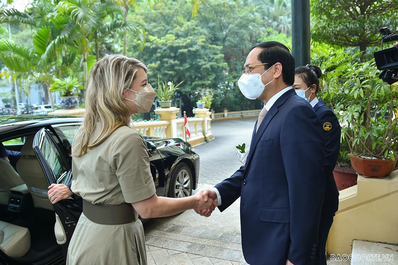 Bộ trưởng Ngoại giao Bùi Thanh Sơn đón và hội đàm với Bộ trưởng Ngoại giao Canada Mélanie Joly
