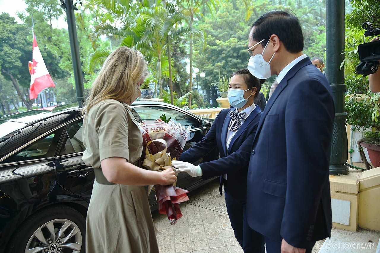 Bộ trưởng Ngoại giao Bùi Thanh Sơn đón và hội đàm với Bộ trưởng Ngoại giao Canada Mélanie Joly