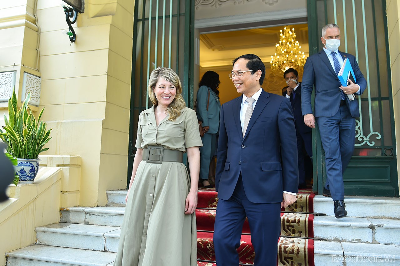 Bộ trưởng Ngoại giao Bùi Thanh Sơn đón và hội đàm với Bộ trưởng Ngoại giao Canada Mélanie Joly
