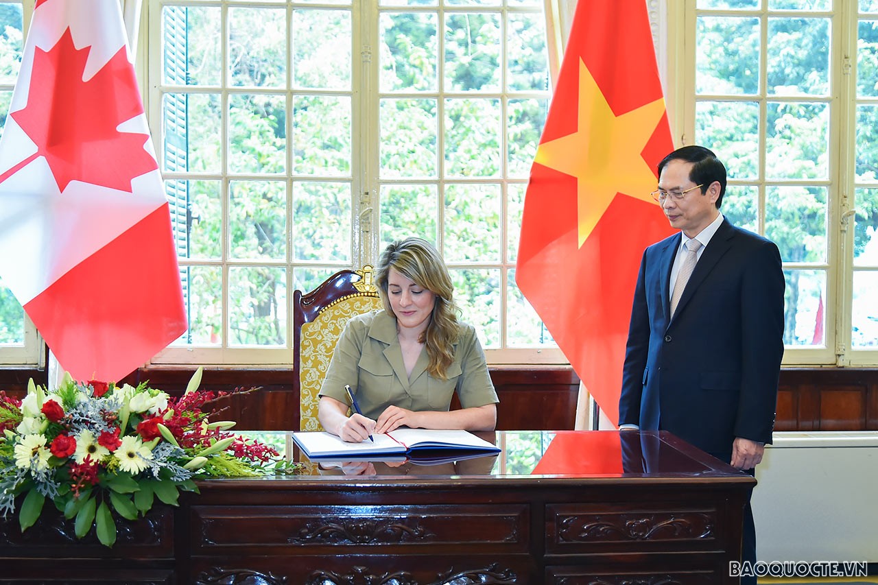 Bộ trưởng Ngoại giao Bùi Thanh Sơn đón và hội đàm với Bộ trưởng Ngoại giao Canada Mélanie Joly