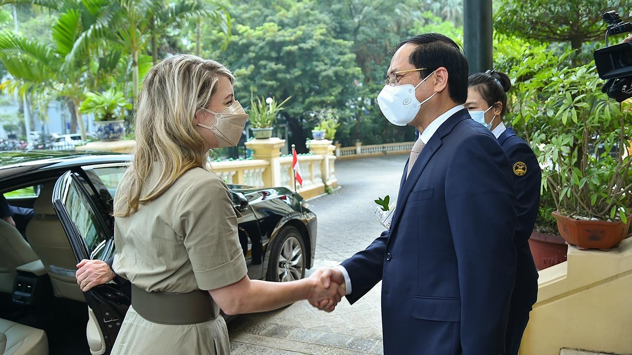 Bộ trưởng Ngoại giao Bùi Thanh Sơn đón và hội đàm với Bộ trưởng Ngoại giao Canada Mélanie Joly