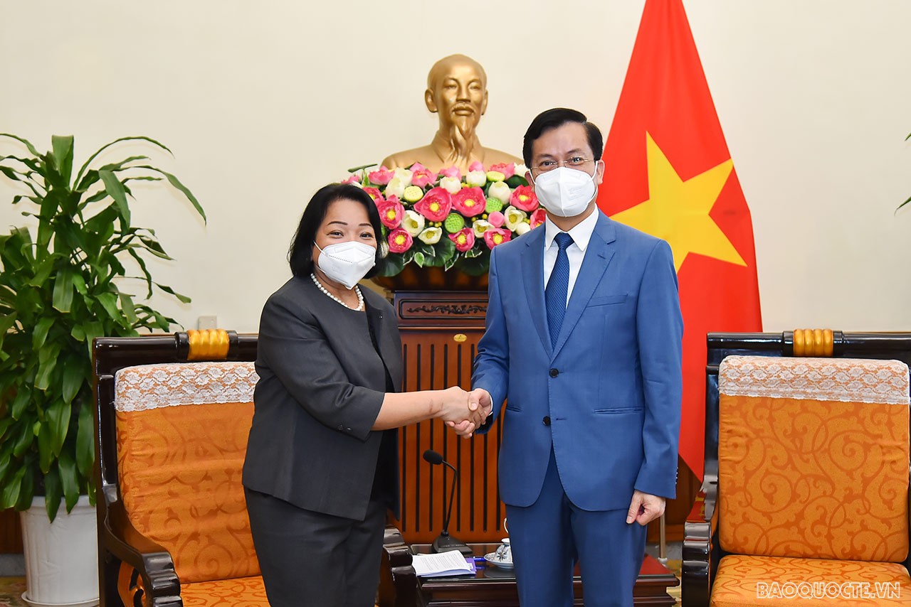 Chiều ngày 19/4, Thứ trưởng Ngoại giao Hà Kim Ngọc tiếp Giám đốc Văn phòng IOM khu vực châu Á - Thái Bình Dương. (Ảnh: Anh Sơn) Chiều ngày 19/4, Thứ trưởng Ngoại giao Hà Kim Ngọc tiếp Giám đốc Văn phòng IOM khu vực châu Á - Thái Bình Dương. (Ảnh: Anh Sơn)