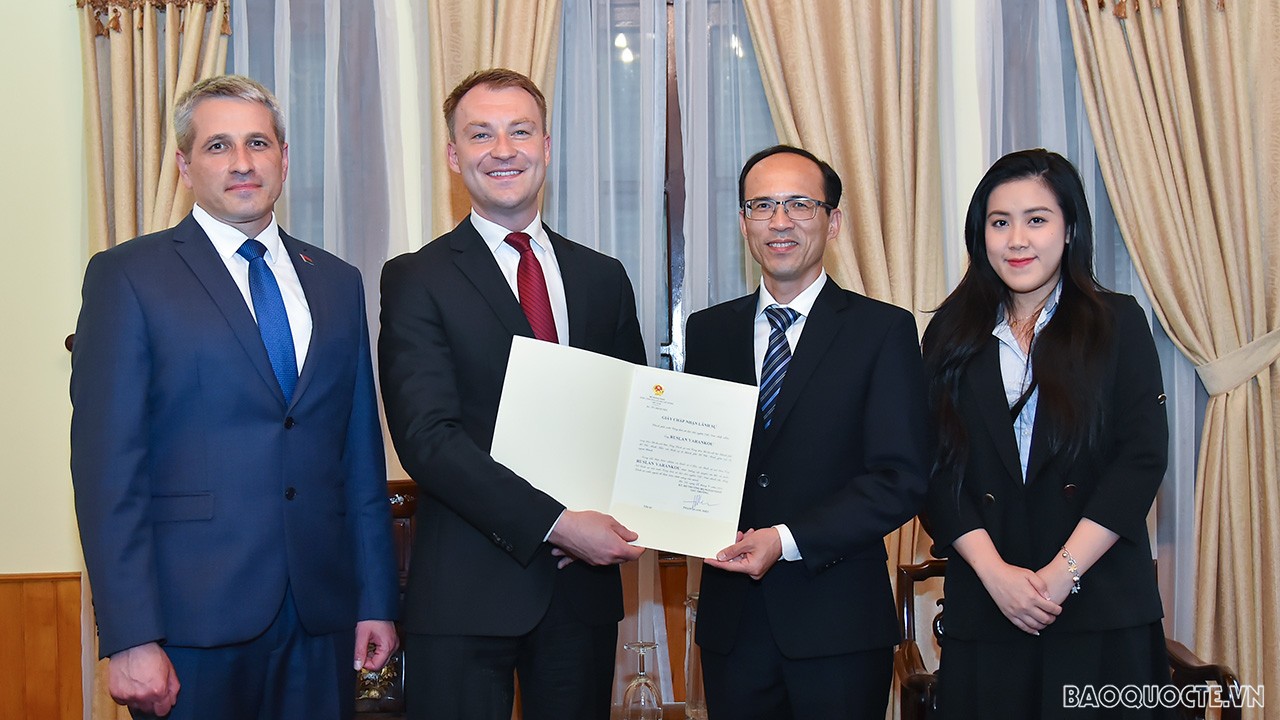 Ngày 28/4, ông Phạm Hoàng Tùng, Phó Cục trưởng Cục Lãnh sự, Bộ Ngoại giao đã trao Giấy Chấp nhận lãnh sự cho ông Ruslan Varankou, Tổng Lãnh sự đầu tiên của Cộng hòa Belarus tại TP. Hồ Chí Minh. (Ảnh: Anh Sơn) Ngày 28/4, ông Phạm Hoàng Tùng, Phó Cục trưởng Cục Lãnh sự, Bộ Ngoại giao đã trao Giấy Chấp nhận lãnh sự cho ông Ruslan Varankou, Tổng Lãnh sự đầu tiên của Cộng hòa Belarus tại TP. Hồ Chí Minh. (Ảnh: Anh Sơn)