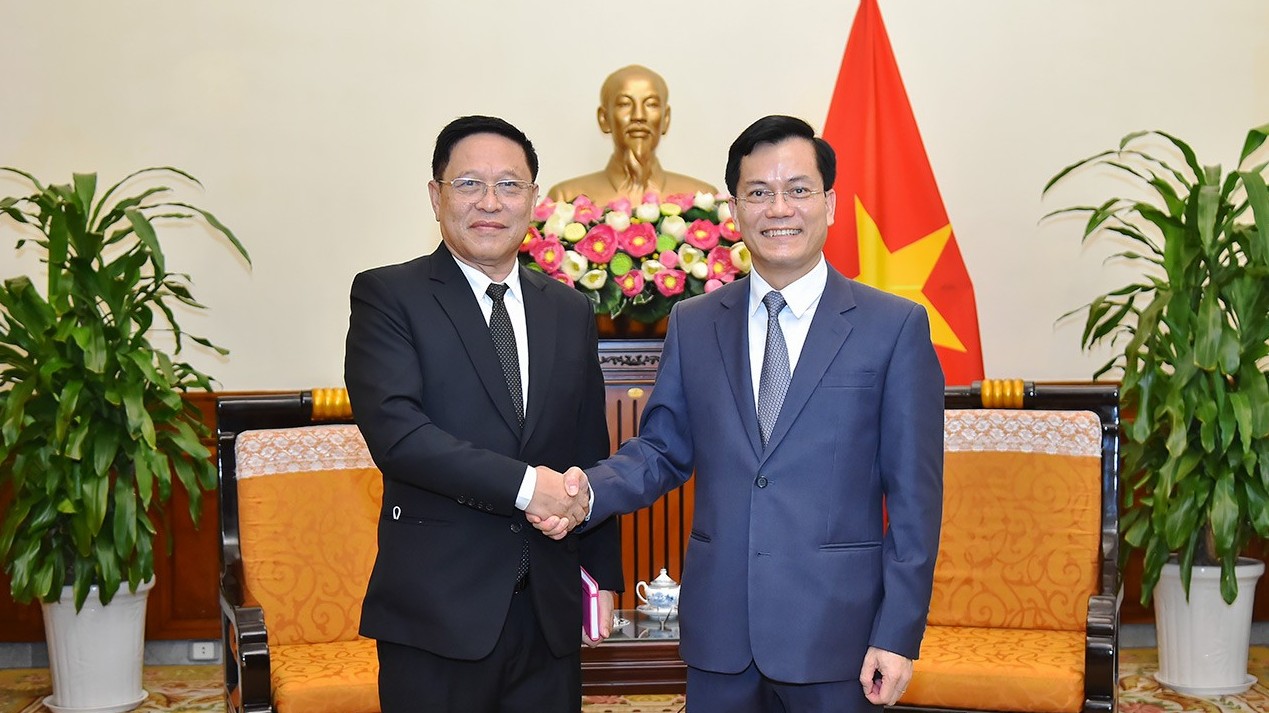 Thứ trưởng Ngoại giao Hà Kim Ngọc tiếp Tổng Lãnh sự Lào tại Đà Nẵng chào từ biệt