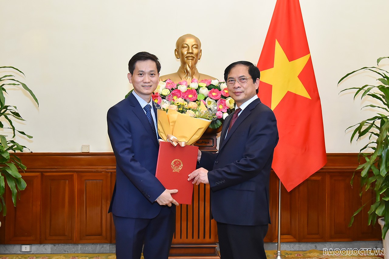 Trao quyết định bổ nhiệm Chánh Văn phòng Bộ Ngoại giao