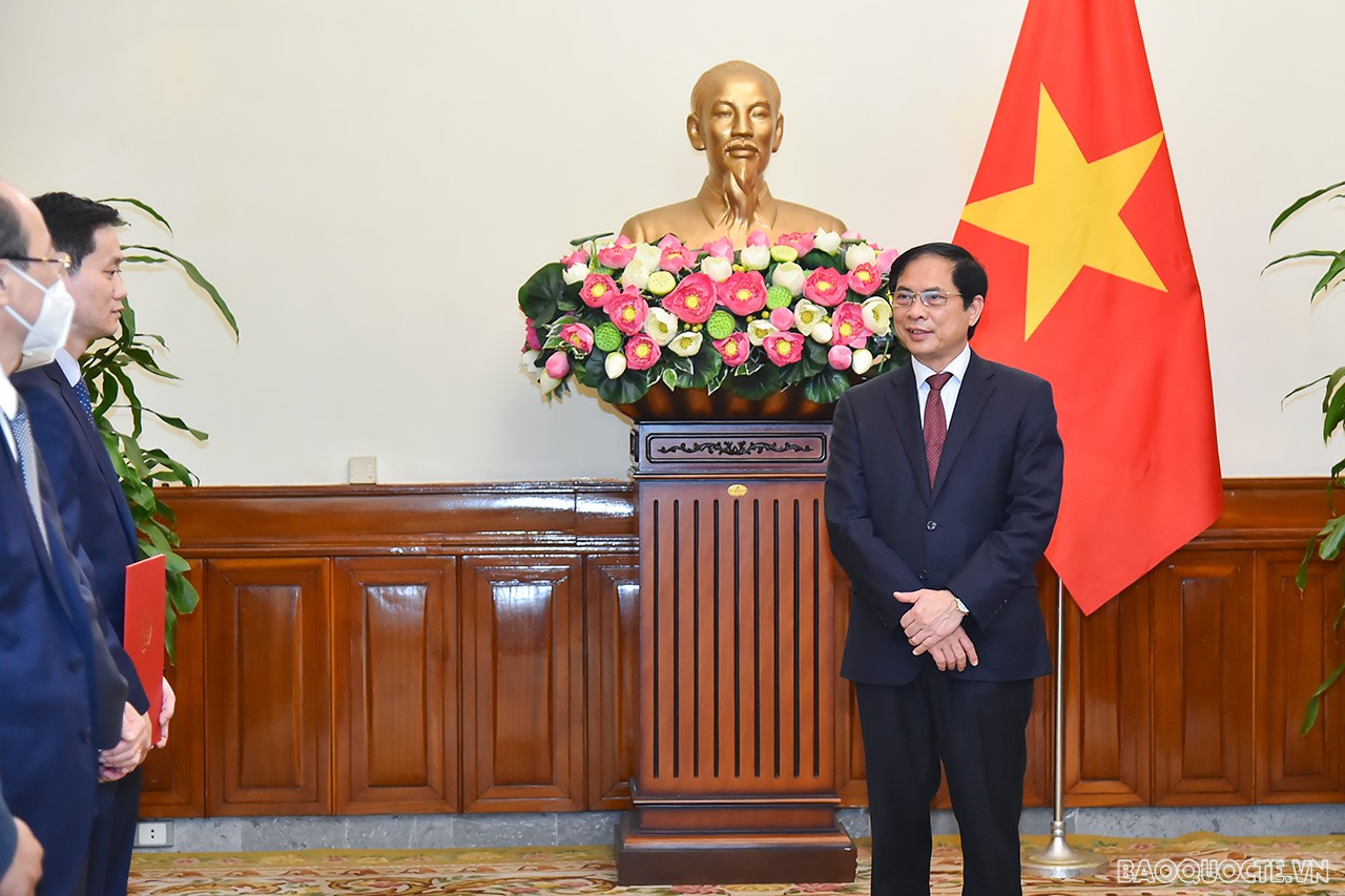 Trao quyết định bổ nhiệm Chánh Văn phòng Bộ Ngoại giao