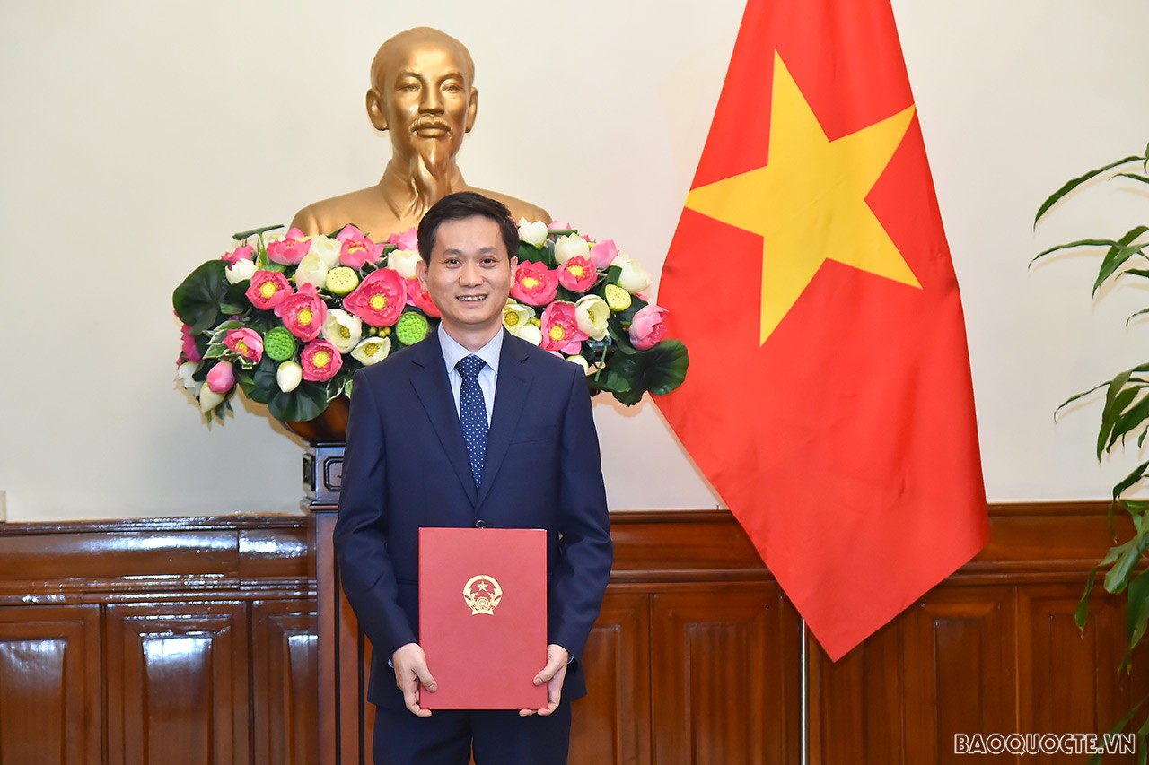 Trao quyết định bổ nhiệm Chánh Văn phòng Bộ Ngoại giao