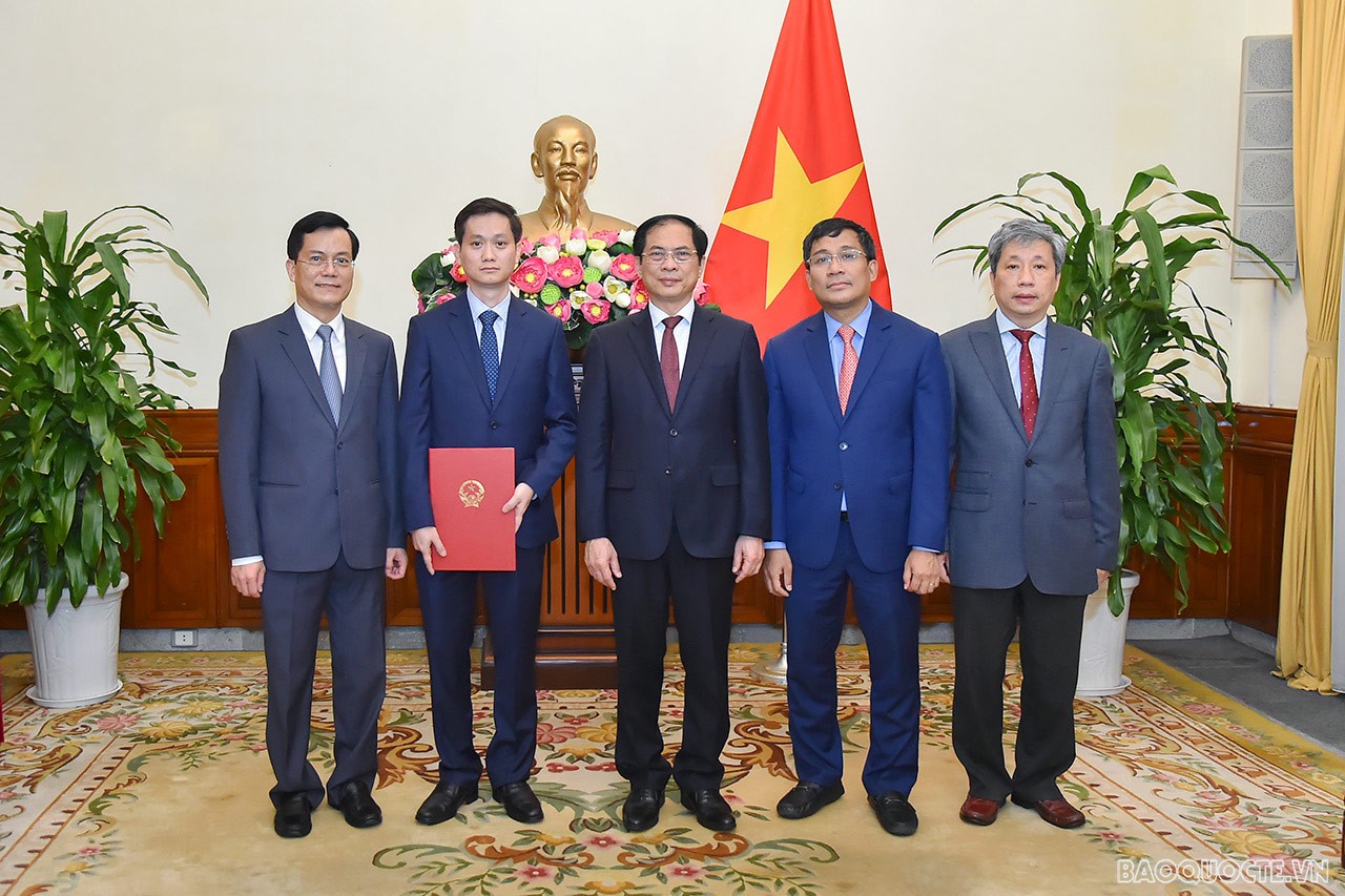 Trao quyết định bổ nhiệm Chánh Văn phòng Bộ Ngoại giao