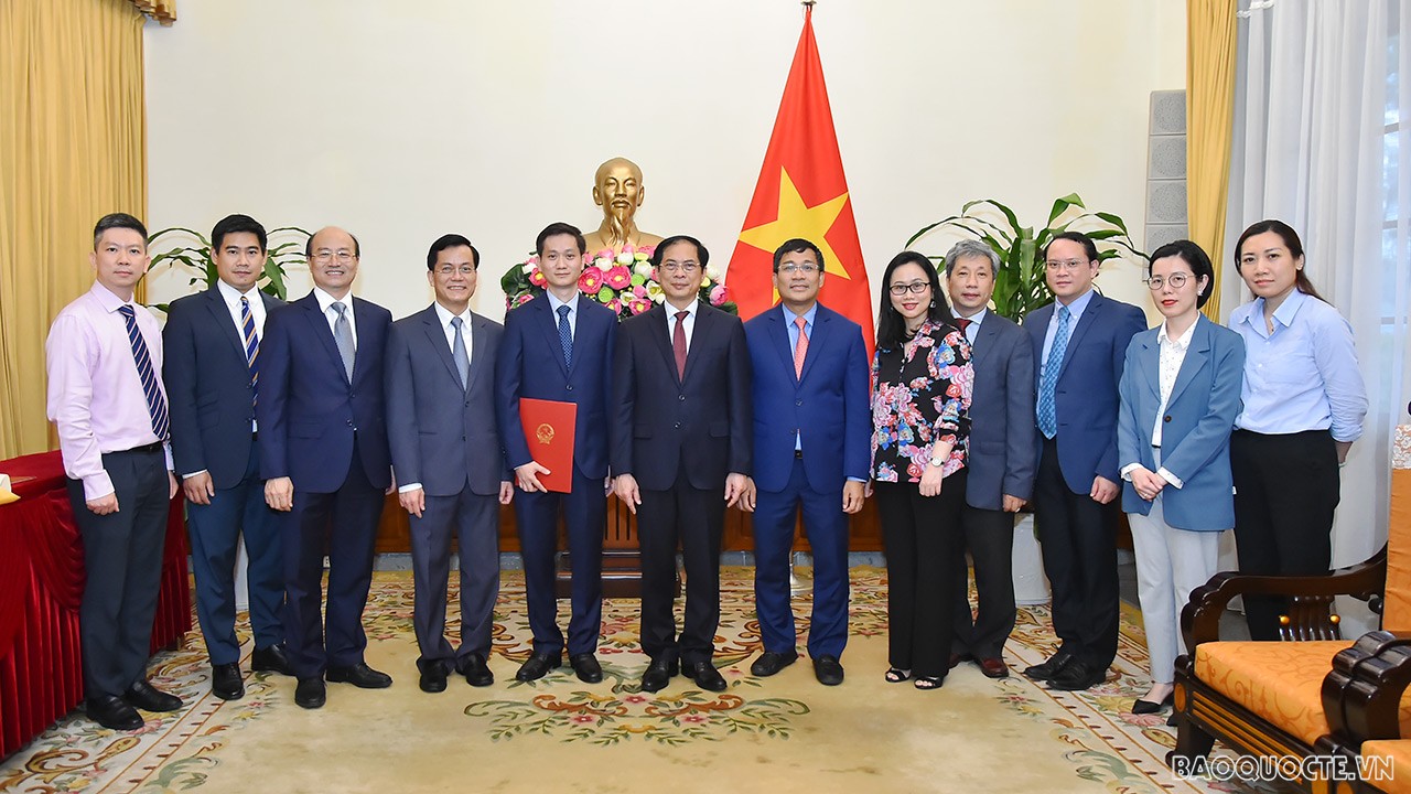 Trao quyết định bổ nhiệm Chánh Văn phòng Bộ Ngoại giao