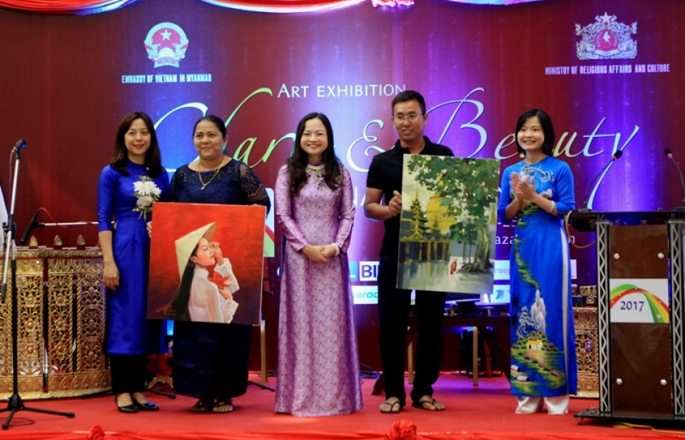 Thúc đẩy ngoại giao văn hóa và kết nối nhân dân qua những bức tranh đầy màu sắc