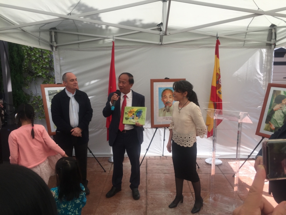 Kỷ niệm 129 năm ngày sinh Chủ tịch Hồ Chí Minh tại Madrid ky niem 129 nam ngay sinh chu tich ho chi minh tai madrid