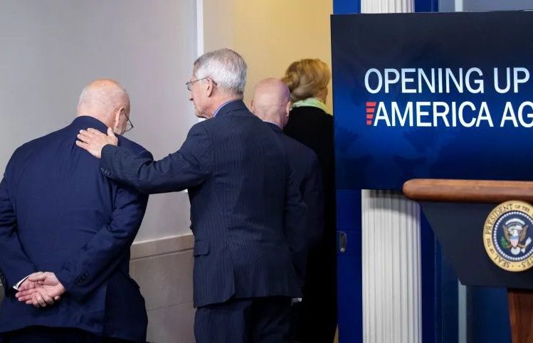 Hàng loạt quan chức Nhà Trắng tự cách ly do tiếp xúc với người mắc Covid-19