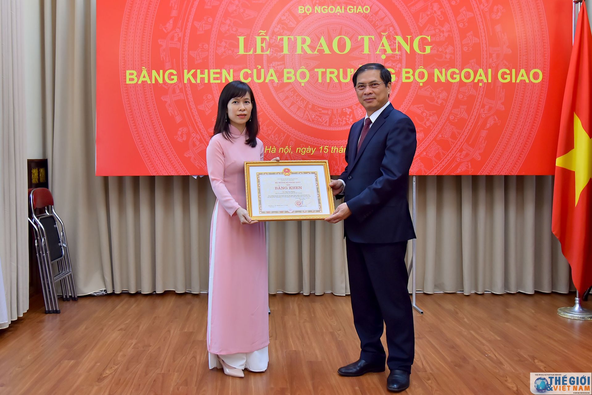Trao Bằng khen của Bộ trưởng Ngoại giao trong công tác xây dựng Quyết định 06 trao bang khen cua bo truong ngoai giao trong cong tac xay dung quyet dinh 06