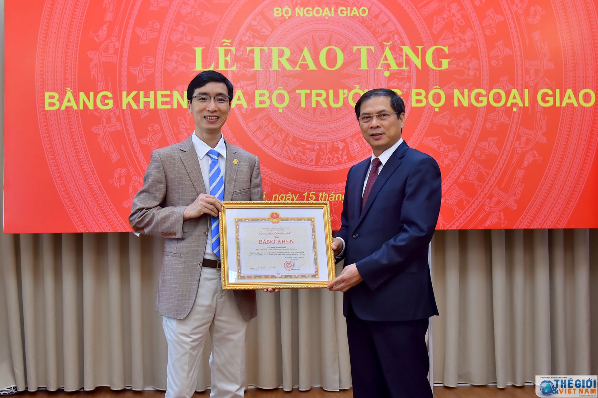 Trao Bằng khen của Bộ trưởng Ngoại giao trong công tác xây dựng Quyết định 06 trao bang khen cua bo truong ngoai giao trong cong tac xay dung quyet dinh 06