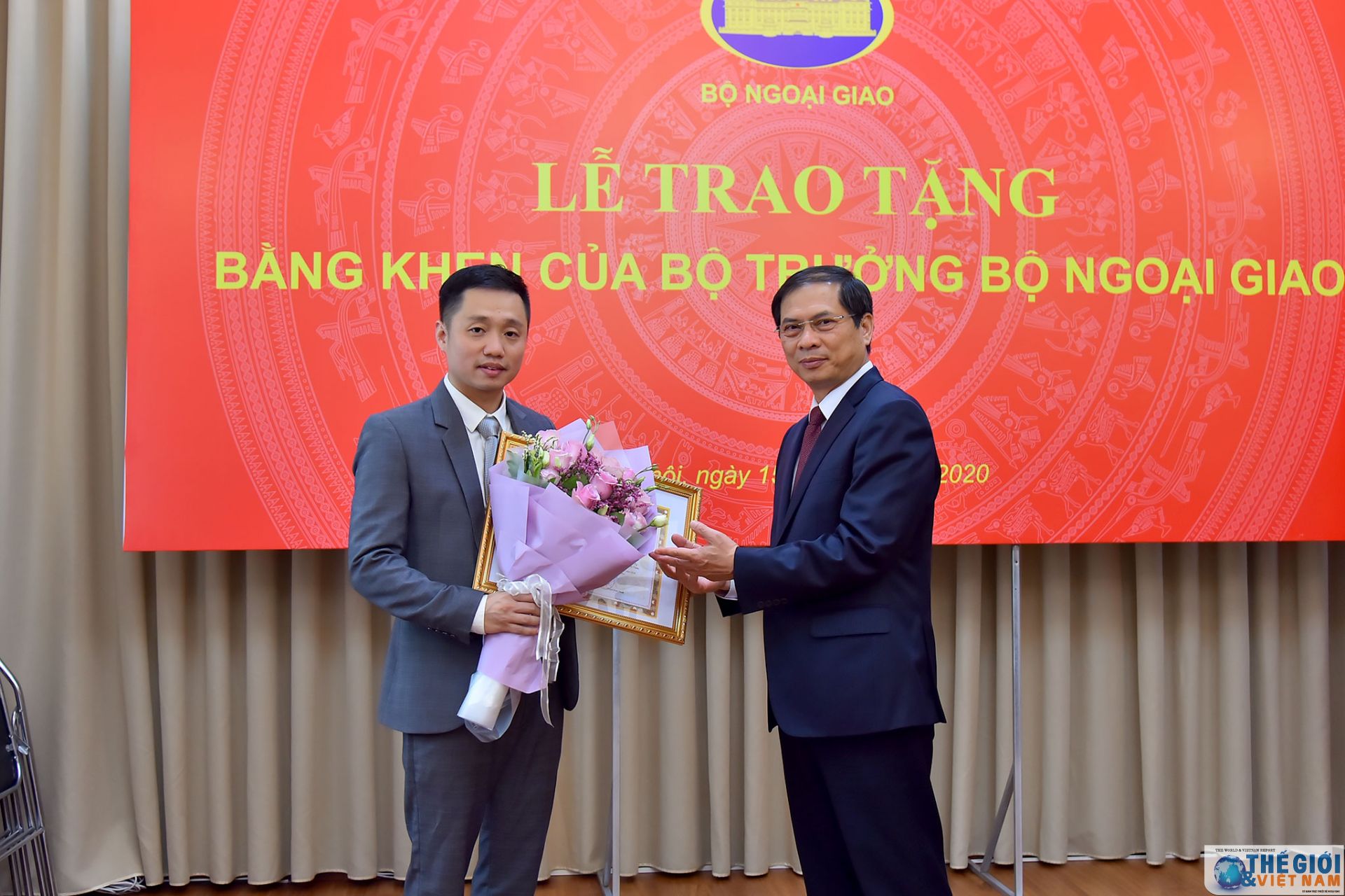 Trao Bằng khen của Bộ trưởng Ngoại giao trong công tác xây dựng Quyết định 06 trao bang khen cua bo truong ngoai giao trong cong tac xay dung quyet dinh 06