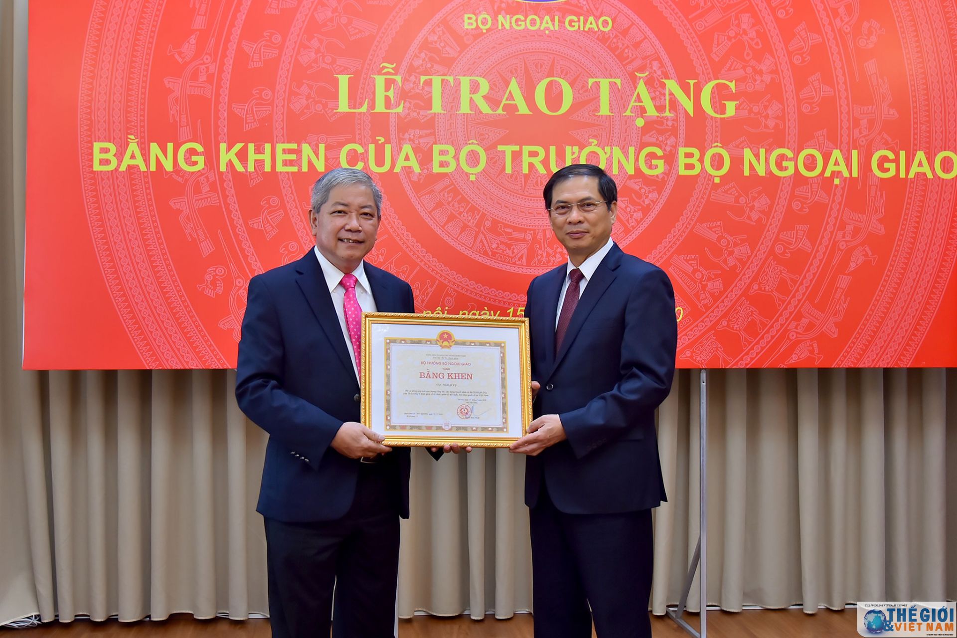 Trao Bằng khen của Bộ trưởng Ngoại giao trong công tác xây dựng Quyết định 06 trao bang khen cua bo truong ngoai giao trong cong tac xay dung quyet dinh 06