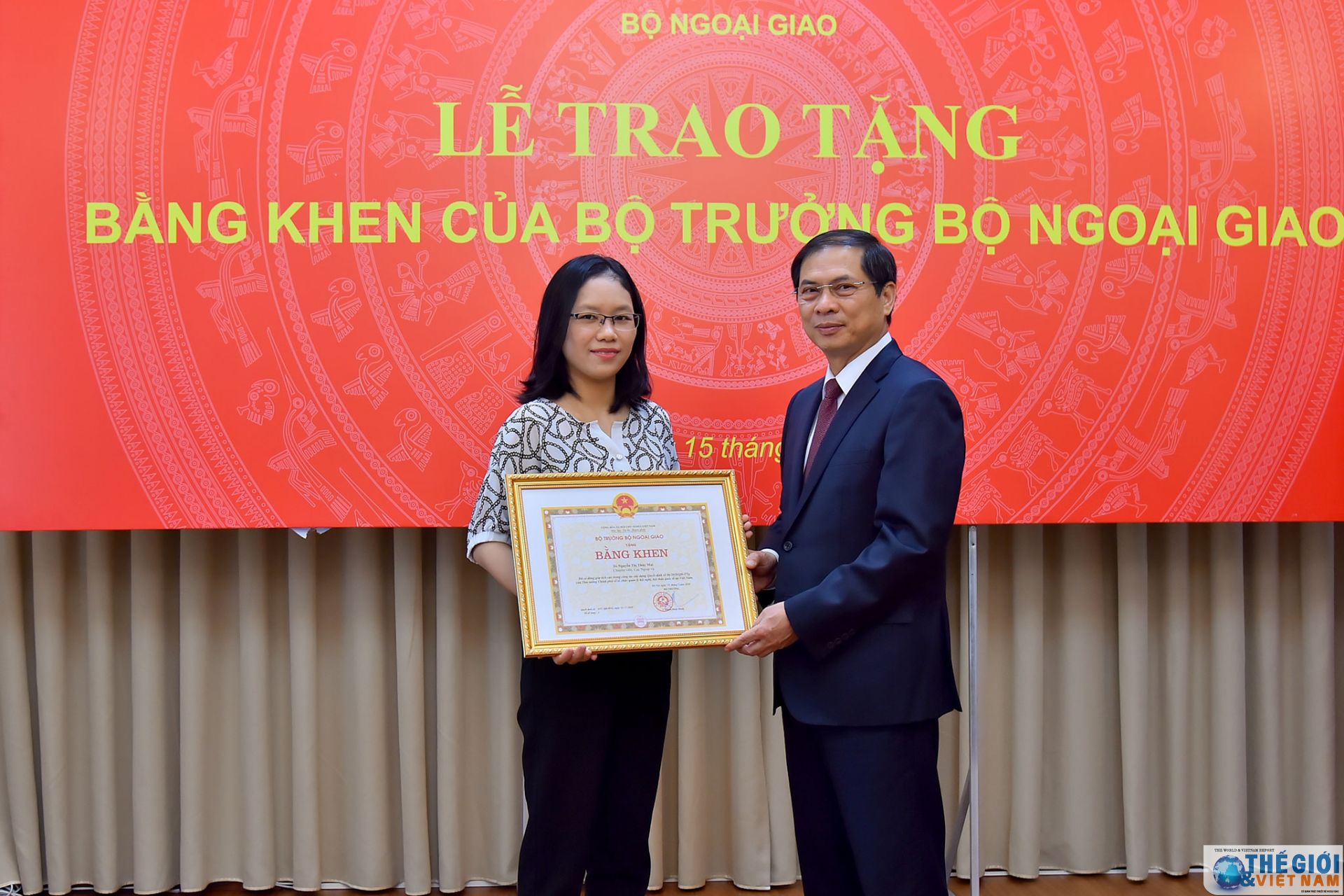 Trao Bằng khen của Bộ trưởng Ngoại giao trong công tác xây dựng Quyết định 06 trao bang khen cua bo truong ngoai giao trong cong tac xay dung quyet dinh 06