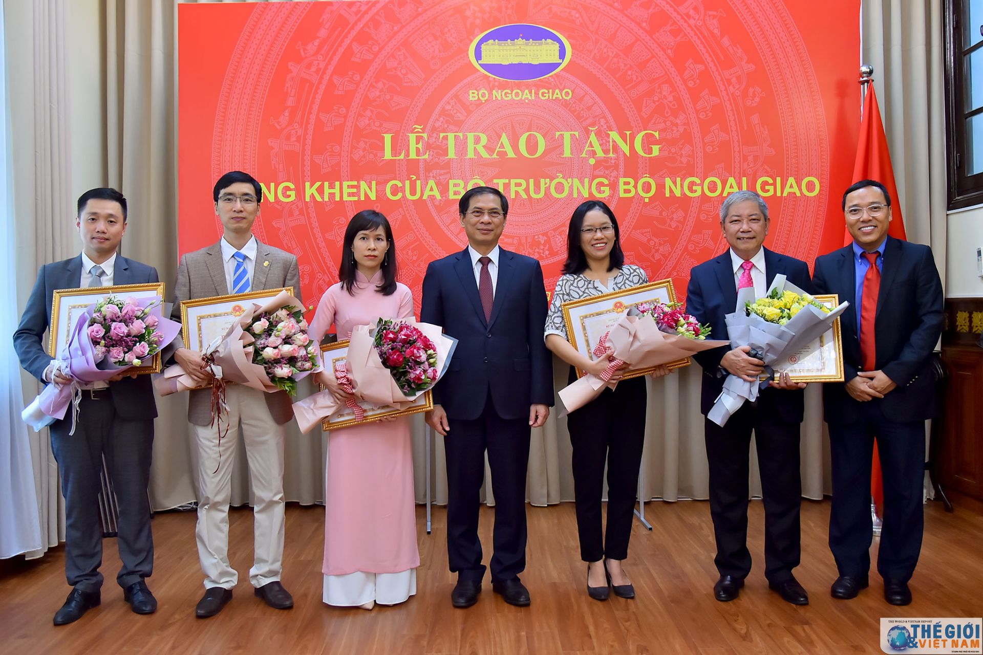 Trao Bằng khen của Bộ trưởng Ngoại giao trong công tác xây dựng Quyết định 06 trao bang khen cua bo truong ngoai giao trong cong tac xay dung quyet dinh 06
