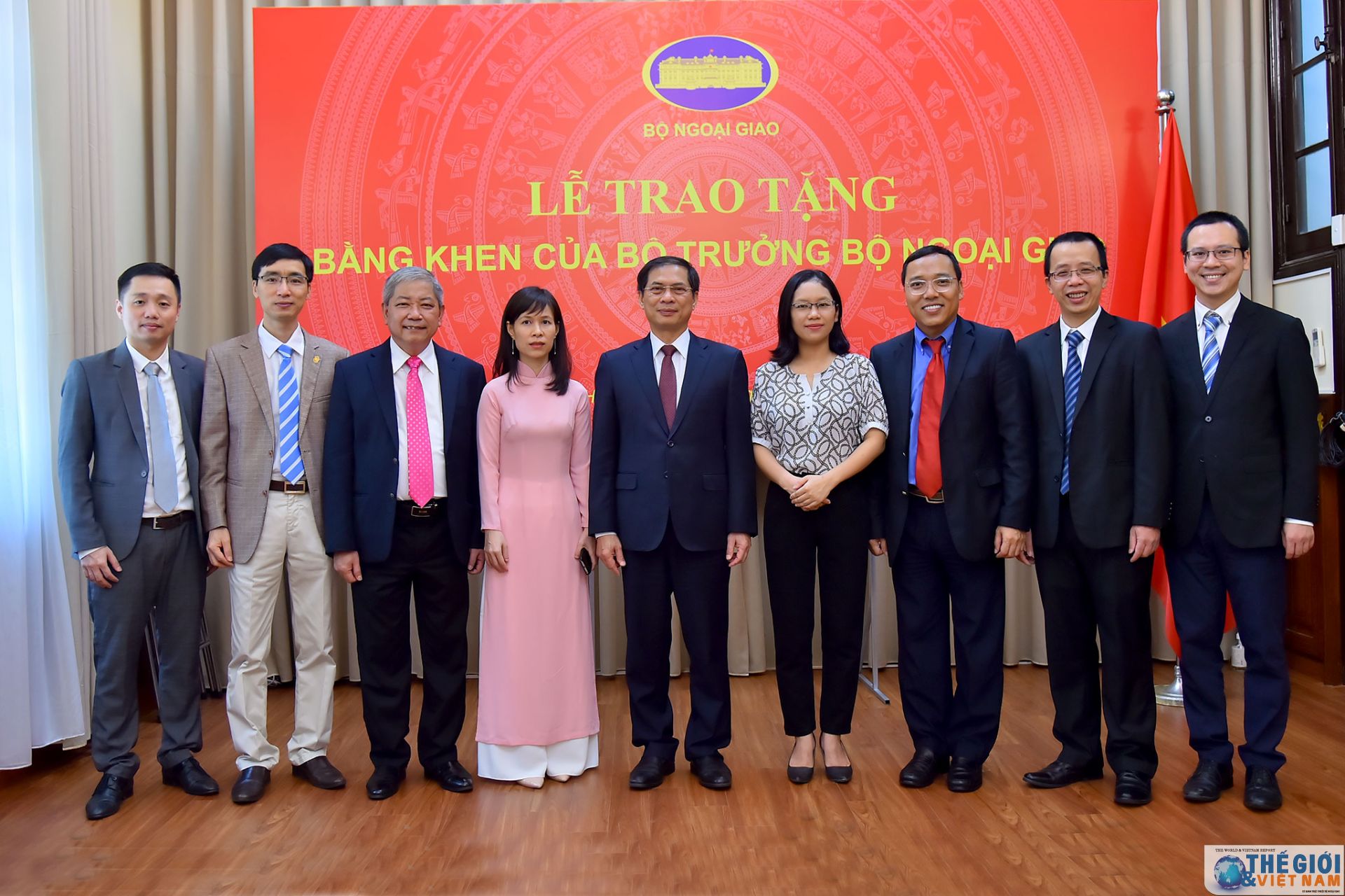 Trao Bằng khen của Bộ trưởng Ngoại giao trong công tác xây dựng Quyết định 06 trao bang khen cua bo truong ngoai giao trong cong tac xay dung quyet dinh 06