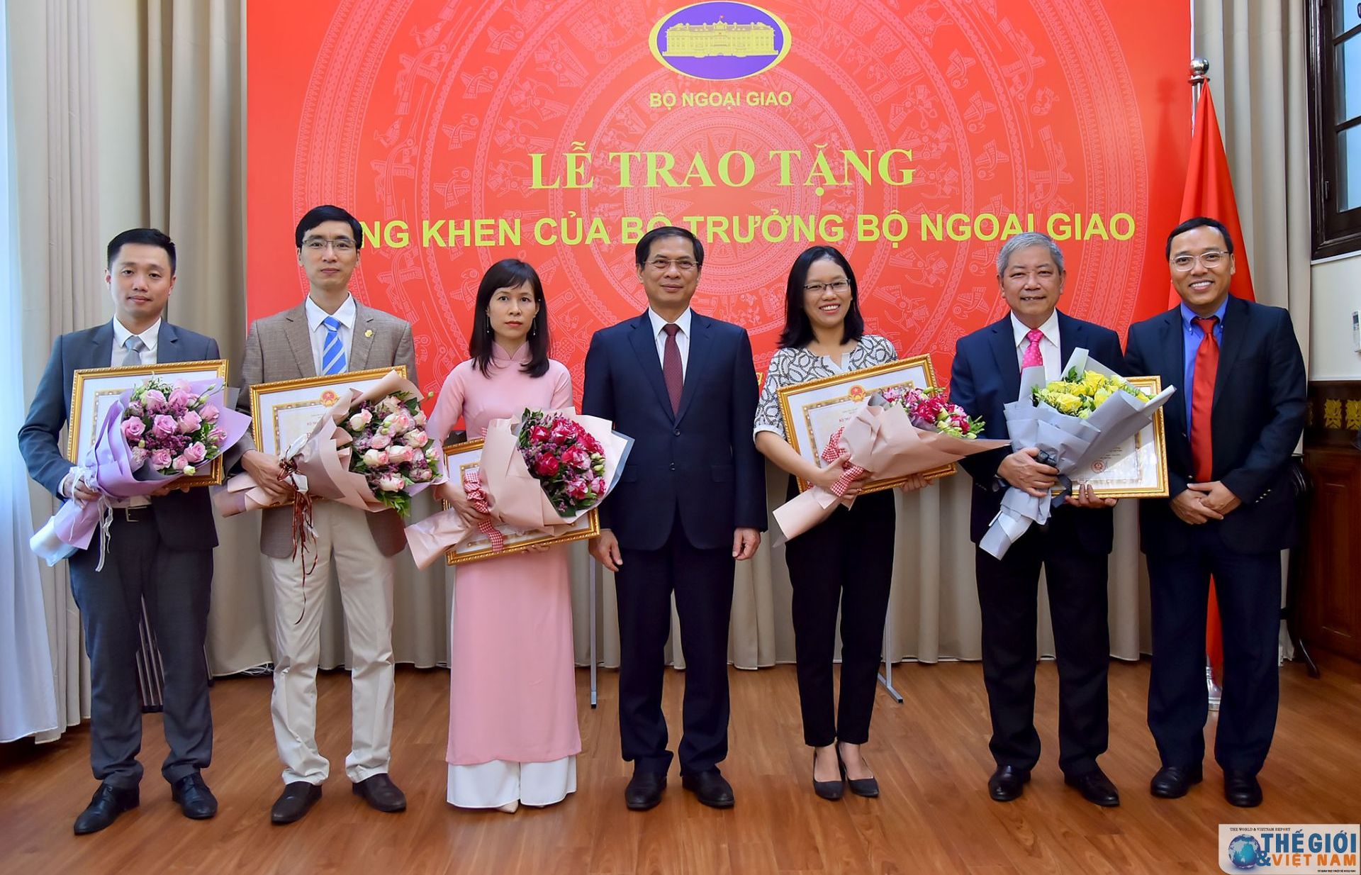 Trao Bằng khen của Bộ trưởng Ngoại giao trong công tác xây dựng Quyết định 06