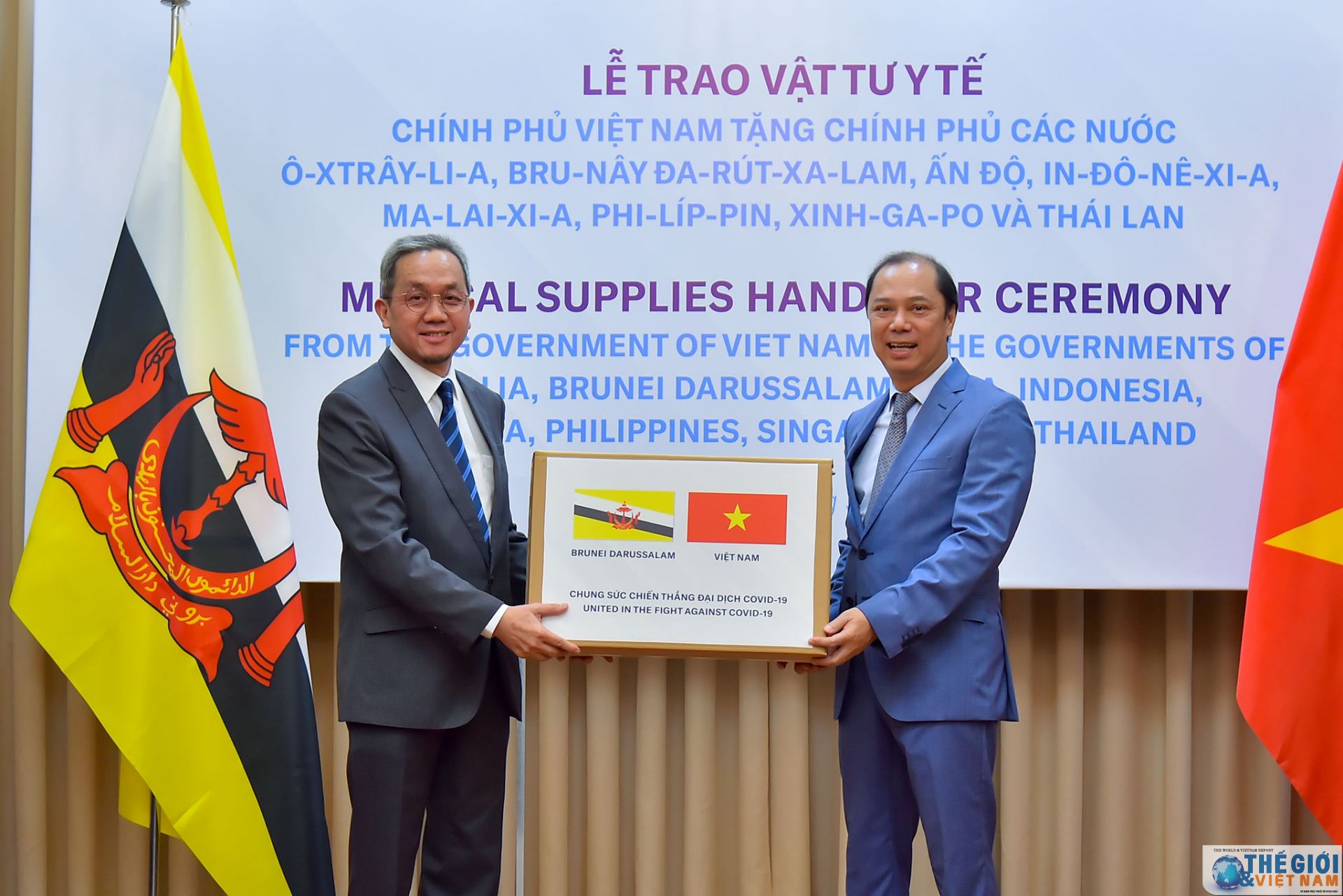 viet nam trao vat tu y te ho tro 8 nuoc ung pho dich covid 19