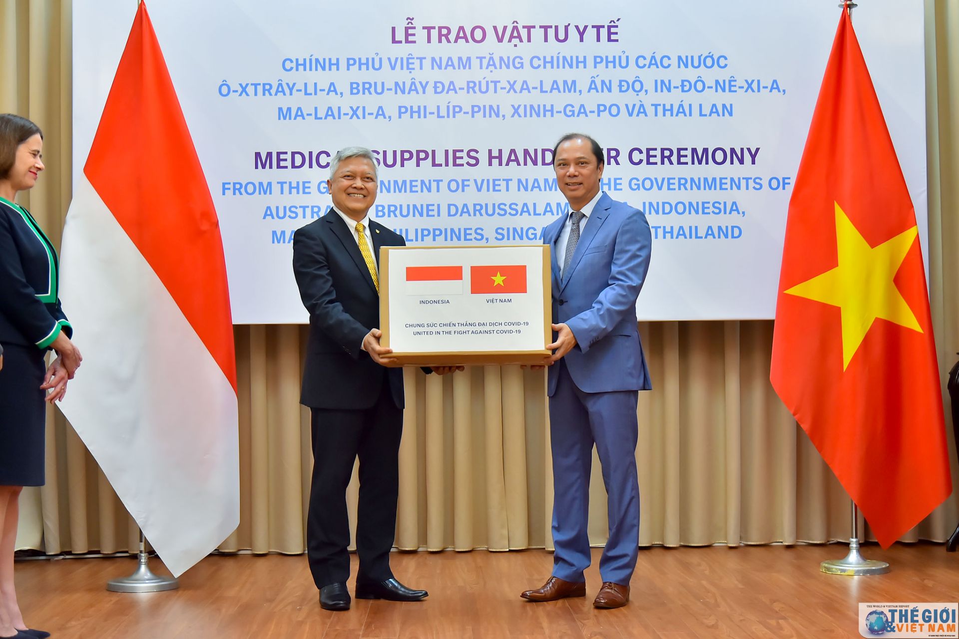 viet nam trao vat tu y te ho tro 8 nuoc ung pho dich covid 19