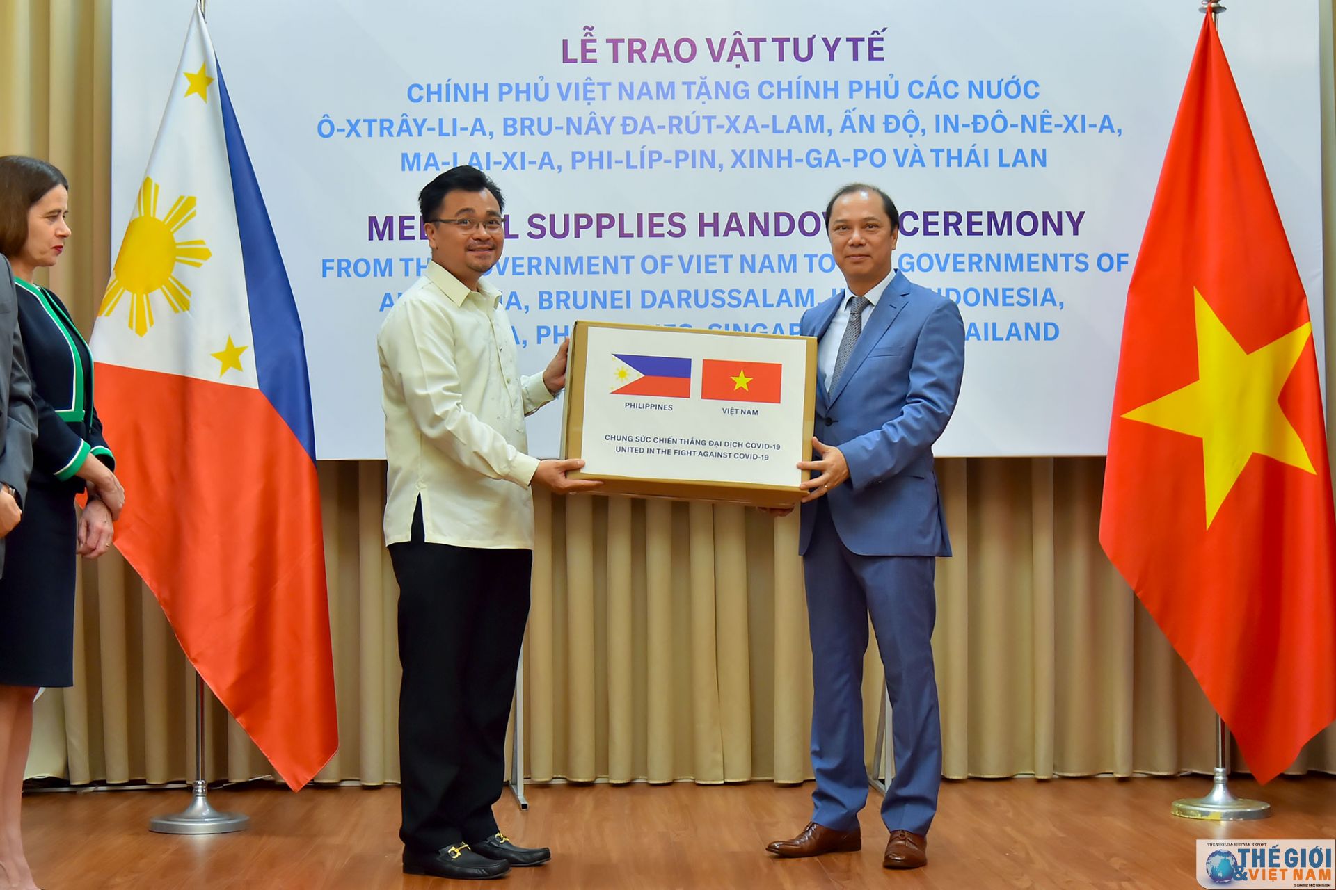 viet nam trao vat tu y te ho tro 8 nuoc ung pho dich covid 19
