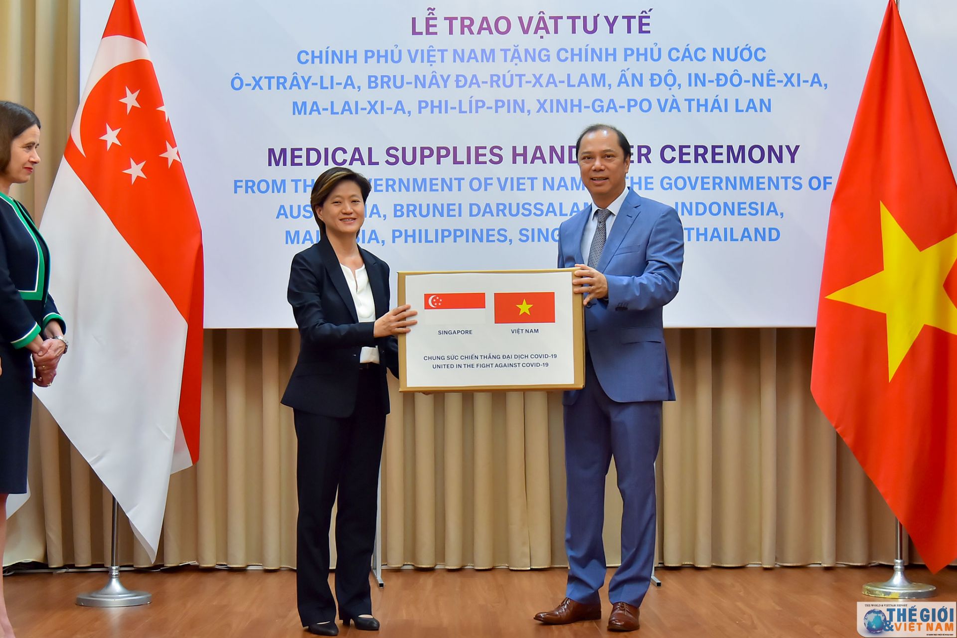 viet nam trao vat tu y te ho tro 8 nuoc ung pho dich covid 19