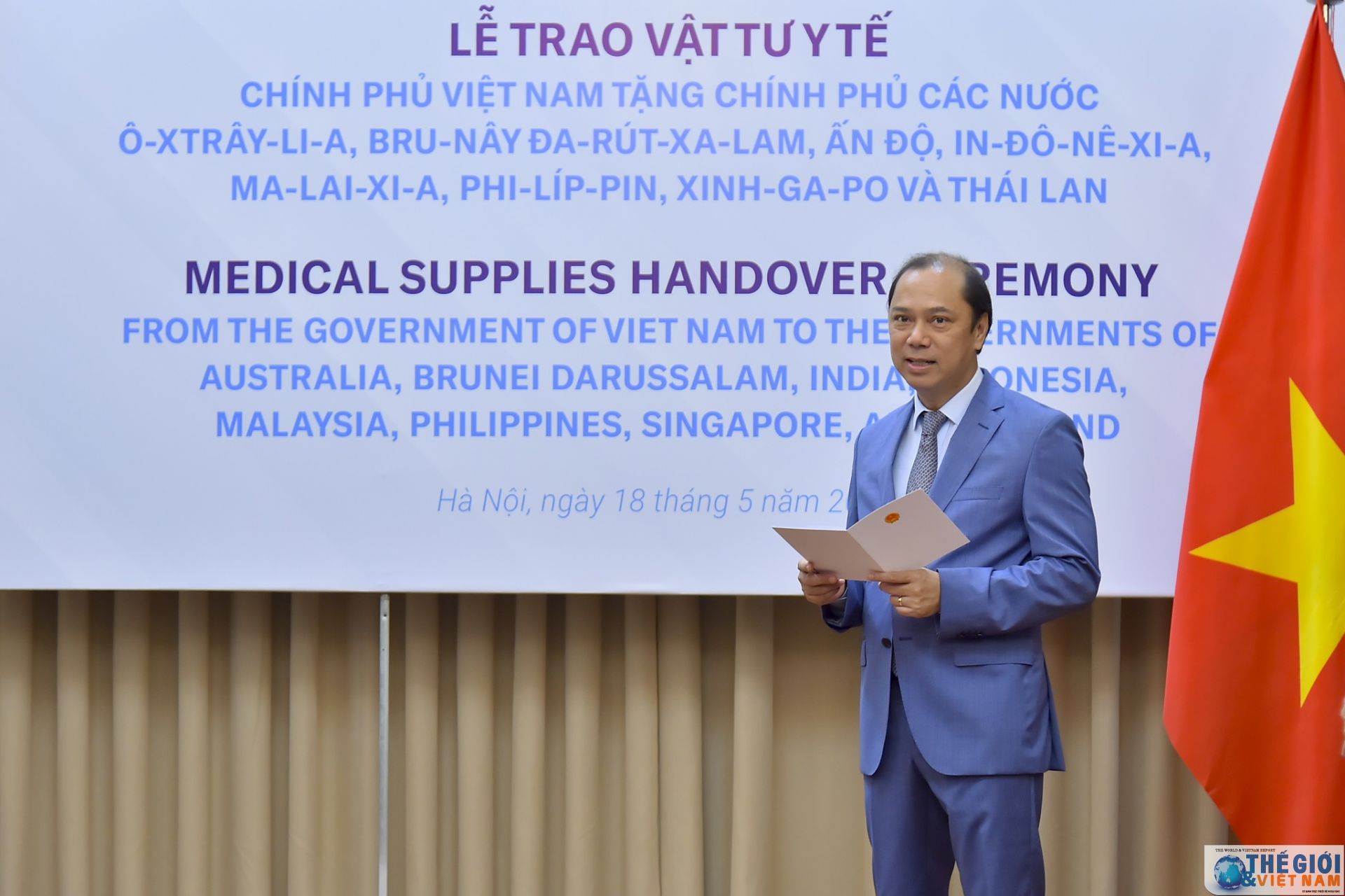 viet nam trao vat tu y te ho tro 8 nuoc ung pho dich covid 19