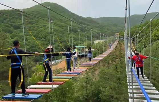 Bé 11 tuổi rơi cầu treo 60 mét trong khi tham quan công viên Trung Quốc