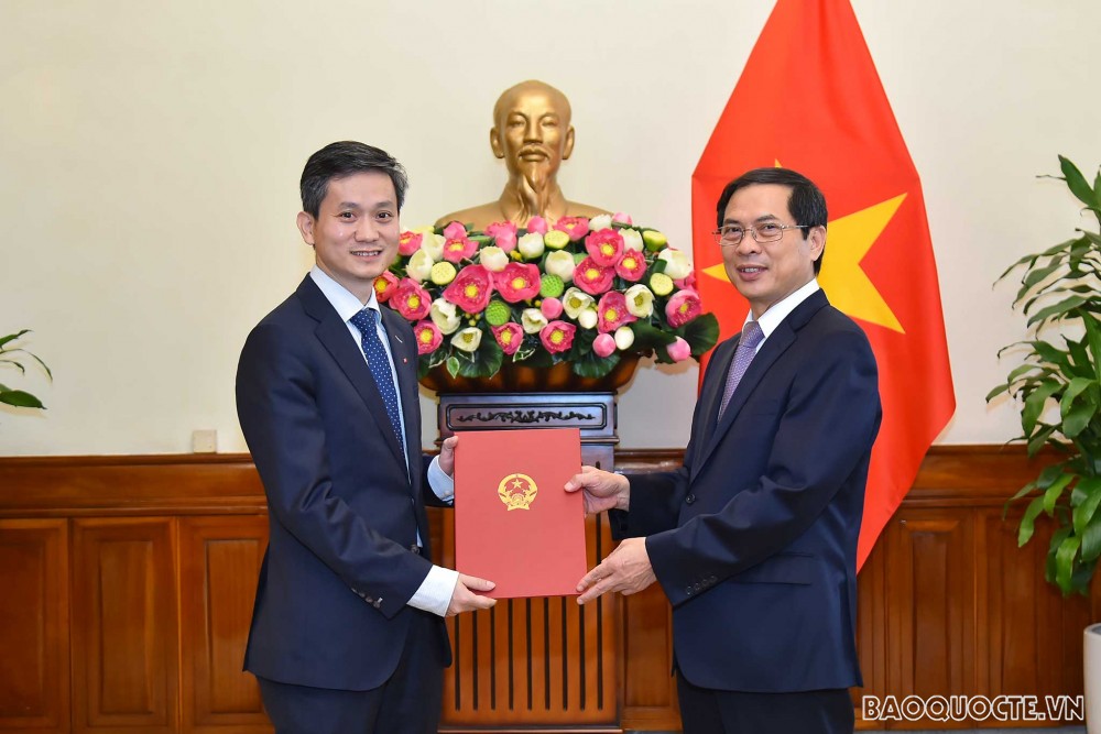 Ủy viên Trung ương Đảng, Bộ trưởng Ngoại giao Bùi Thanh Sơn đã trao quyết định tiếp nhận ông Nguyễn Hoài Nam, Vụ trưởng, Ban Kinh tế Trung ương và phân công làm Vụ trưởng, Thư ký Bộ trưởng, công tác tại Văn phòng Bộ Ngoại giao.