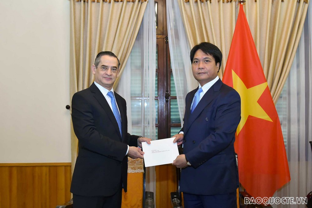 Cục trưởng Cục Lễ tân Nhà nước tiếp các Đại sứ Chile và Thái Lan trao bản sao Ủy nhiệm thư