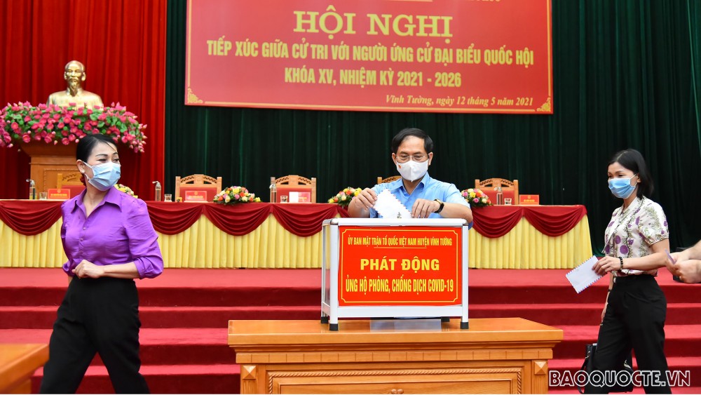 Ngay sau buổi tiếp xúc, vận động bầu cử tại huyện Vĩnh Tường, Bộ trưởng Ngoại giao Bùi Thanh Sơn cùng các ứng cử viên, lãnh đạo huyện Vĩnh Tường và các cử tri hưởng ứng chương trình đóng góp, ủng hộ Quỹ Phòng chống dịch bệnh Covid-19 huyện Vĩnh Tường. Ngay sau buổi tiếp xúc, vận động bầu cử tại huyện Vĩnh Tường, Bộ trưởng Ngoại giao Bùi Thanh Sơn cùng các ứng cử viên, lãnh đạo huyện Vĩnh Tường và các cử tri hưởng ứng chương trình đóng góp, ủng hộ Quỹ Phòng chống dịch bệnh Covid-19 huyện Vĩnh Tường.