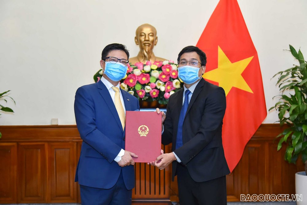 Tại buổi lễ, Thứ trưởng Ngoại giao Nguyễn Minh Vũ trao quyết định tiếp nhận và điều động ông Trịnh Đức Hải, nguyên Tổng Lãnh sự Việt Nam tại Sydney, Australia hết nhiệm kỳ về nước, giữ chức Phó Chủ nhiệm Ủy ban Biên giới quốc gia.