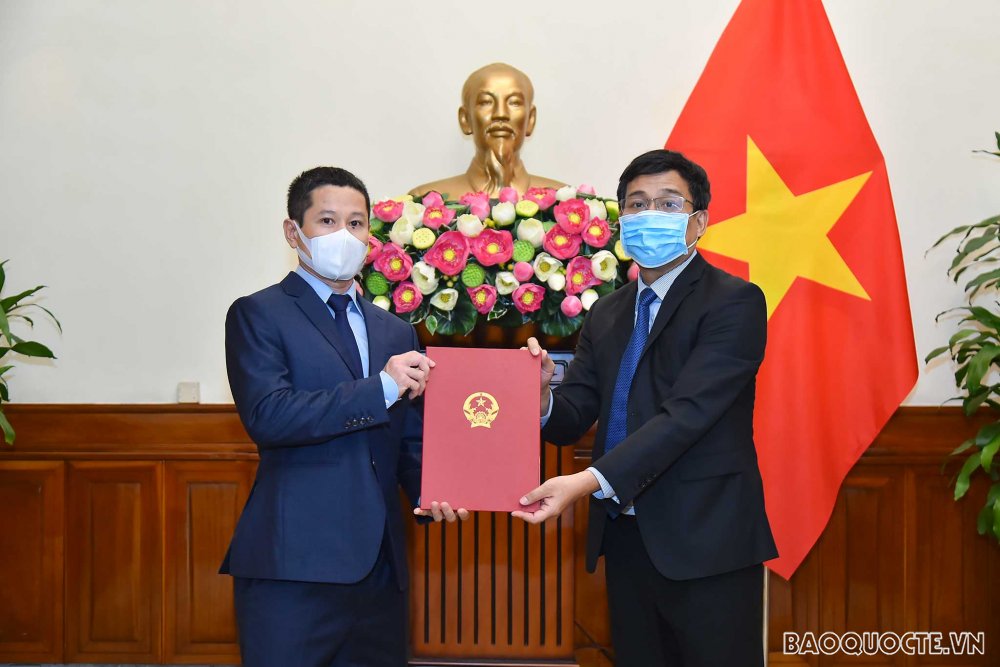 Thứ trưởng Ngoại giao Nguyễn Minh Vũ trao quyết định tiếp nhận và điều động ông Nguyễn Như Trung, nguyên Tham tán Đại sứ quán Việt Nam tại Đức, hết nhiệm kỳ về nước, giữ chức Phó Giám đốc Trung tâm Thông tin.