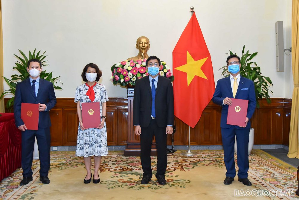 Thứ trưởng Ngoại giao Nguyễn Minh Vũ cho rằng, đây là các cán bộ có nhiều năng lực, kinh nghiệm công tác, được điều động về các đơn vị cũ; mong muốn các cán bộ sẽ nỗ lực hết sức mình xây dựng tập thể đơn vị đoàn kết, tiếp tục đóng góp vào nhiệm vụ chính trị của Bộ, góp phần vào thành công chung của công tác đối ngoại đất nước, trong bối cảnh Bộ Ngoại giao đang cụ thể hóa đường lối đối ngoại theo Nghị quyết của Đại hội XIII; xây dựng nền ngoại giao toàn diện, hiện đại; phục vụ phát triển kinh tế-xã hội…