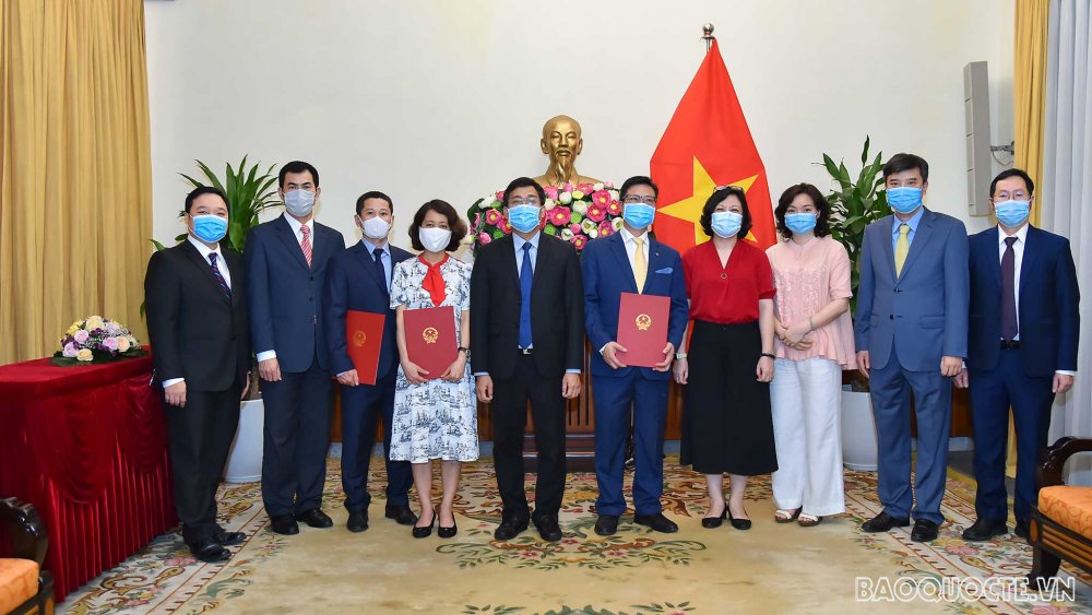 Tham dự buổi lễ có đại diện lãnh đạo các đơn vị chức năng có liên quan của Bộ Ngoại giao.