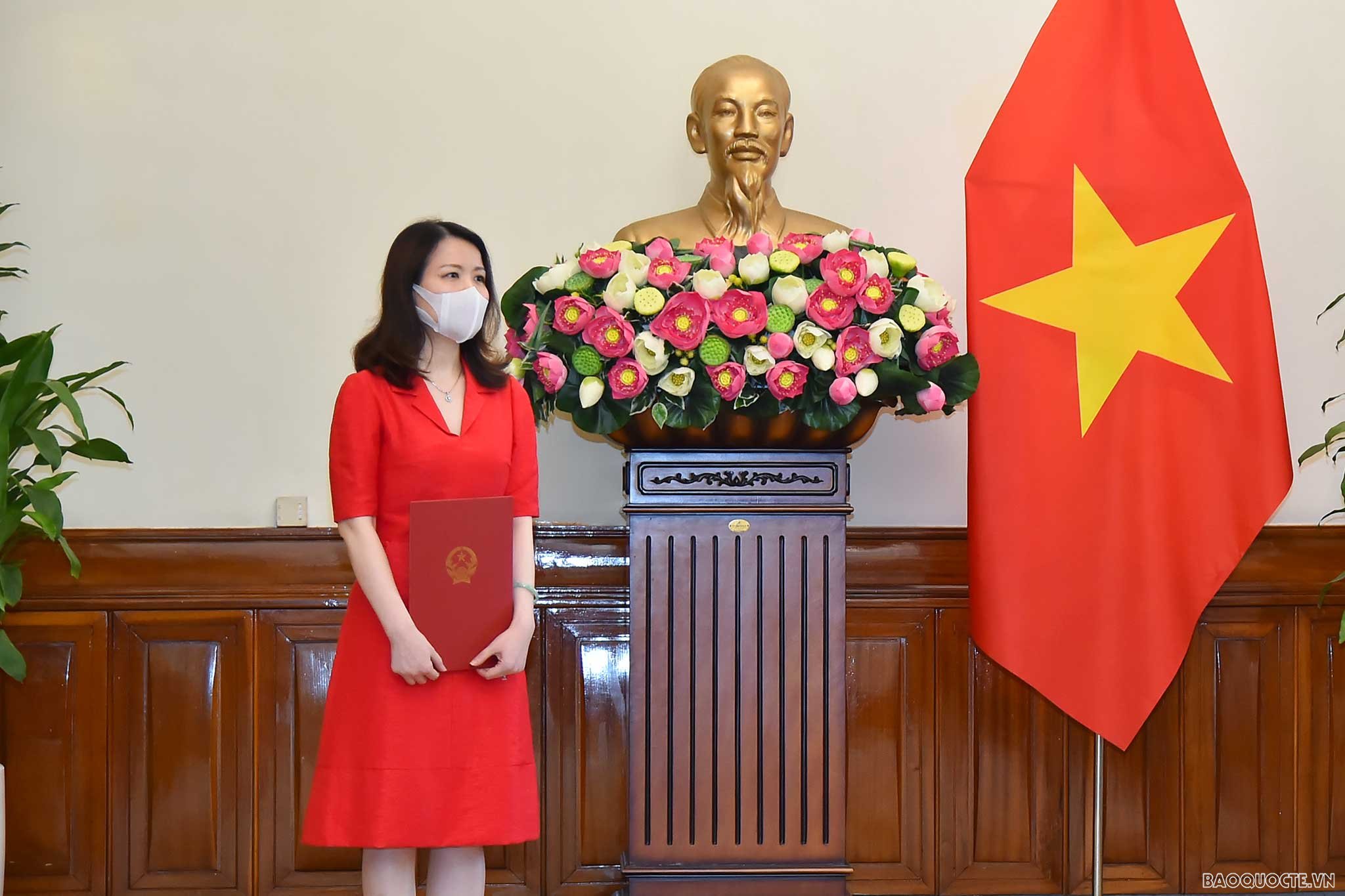 Bộ trưởng Ngoại giao Bùi Thanh Sơn trao quyết định điều động Vụ trưởng và bổ nhiệm Tổng Lãnh sự Bộ trưởng Ngoại giao Bùi Thanh Sơn trao quyết định điều động Vụ trưởng và bổ nhiệm Tổng Lãnh sự