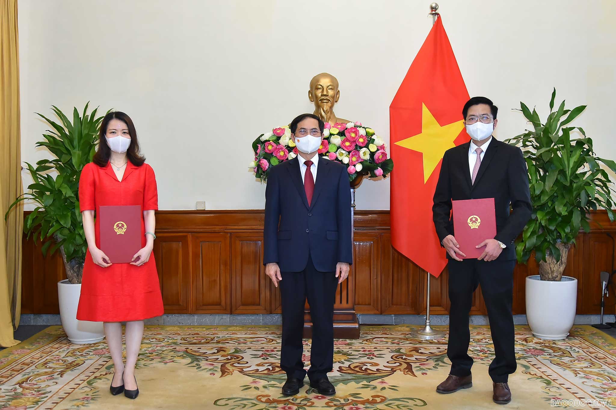 Bộ trưởng Ngoại giao Bùi Thanh Sơn trao quyết định điều động Vụ trưởng và bổ nhiệm Tổng Lãnh sự Bộ trưởng Ngoại giao Bùi Thanh Sơn trao quyết định điều động Vụ trưởng và bổ nhiệm Tổng Lãnh sự
