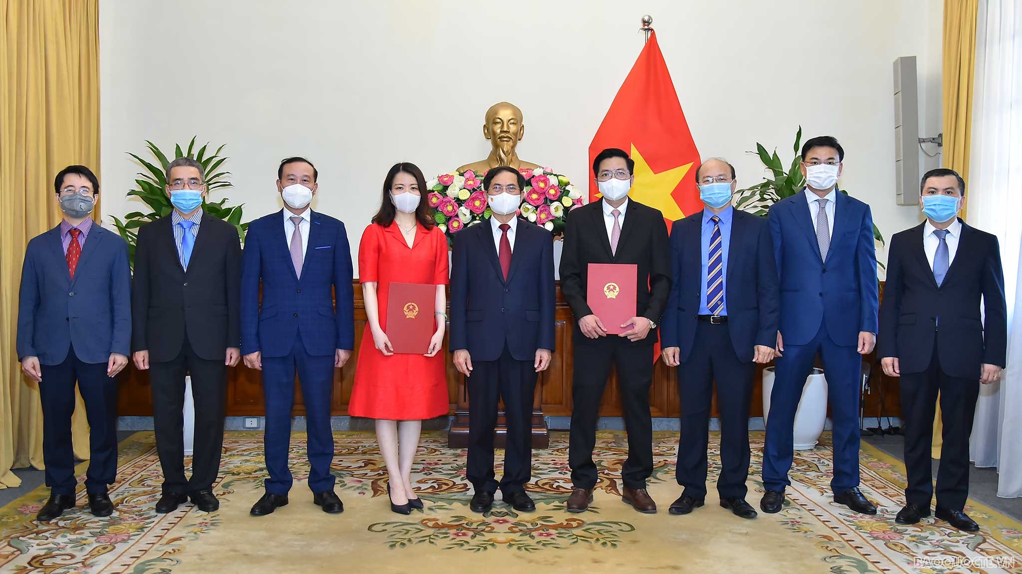 Bộ trưởng Ngoại giao Bùi Thanh Sơn trao quyết định điều động Vụ trưởng và bổ nhiệm Tổng Lãnh sự Bộ trưởng Ngoại giao Bùi Thanh Sơn trao quyết định điều động Vụ trưởng và bổ nhiệm Tổng Lãnh sự