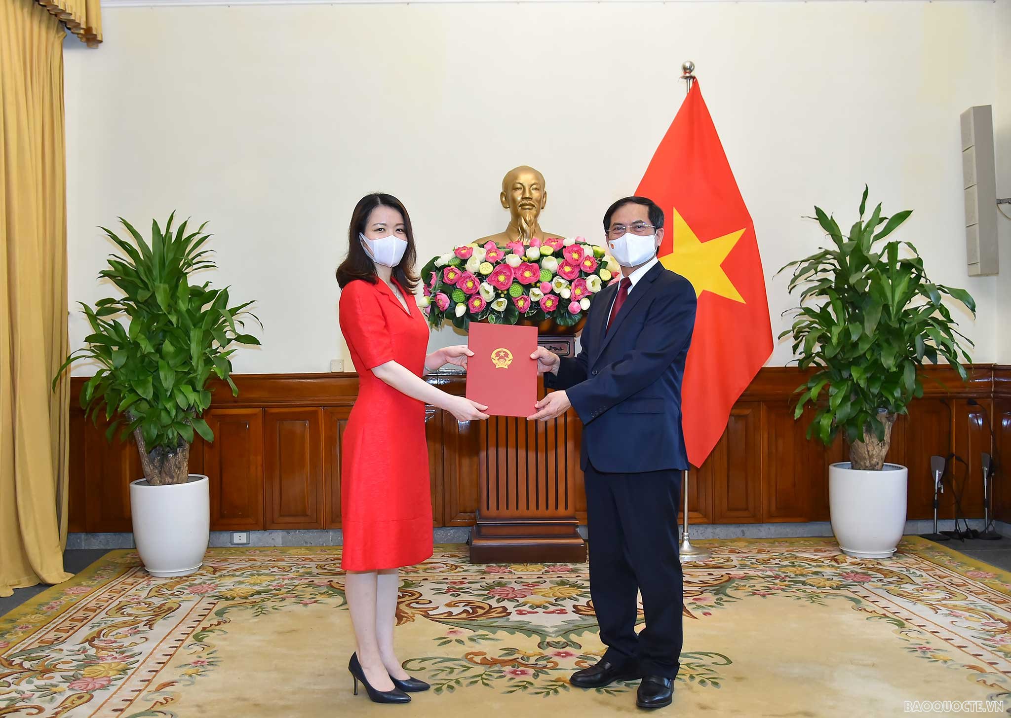 Bộ trưởng Ngoại giao Bùi Thanh Sơn trao quyết định điều động Vụ trưởng và bổ nhiệm Tổng Lãnh sự Bộ trưởng Ngoại giao Bùi Thanh Sơn trao quyết định điều động Vụ trưởng và bổ nhiệm Tổng Lãnh sự
